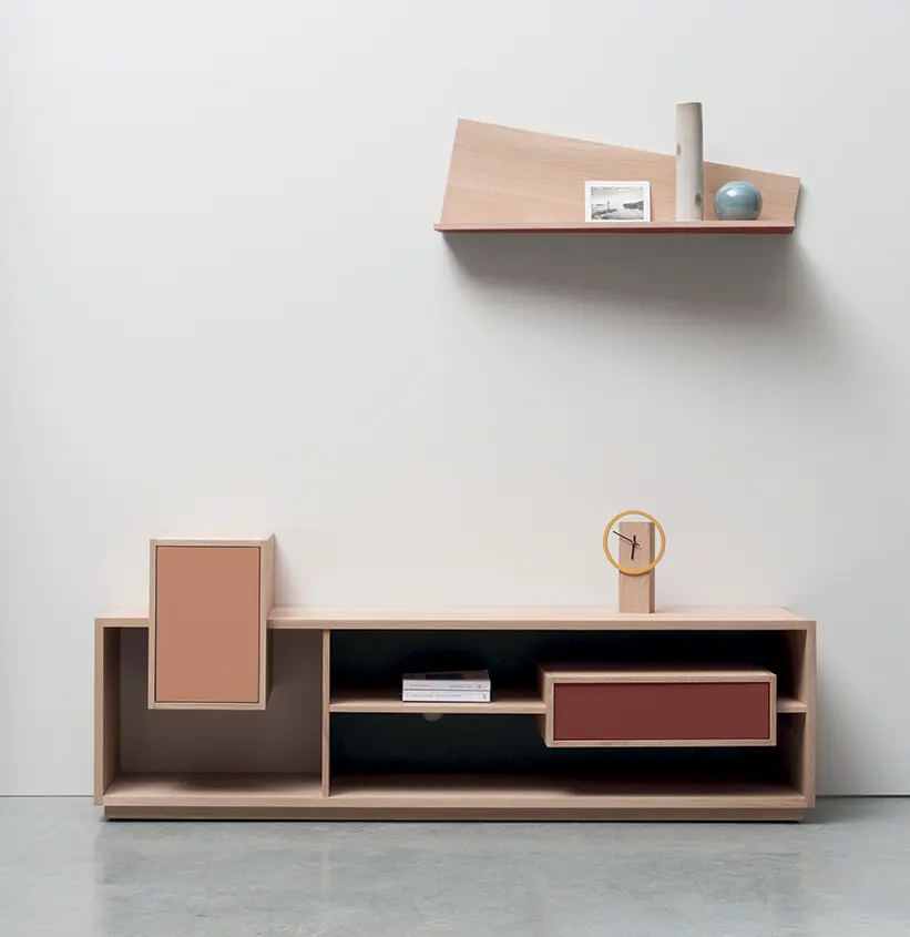 Meuble bas en bois dans un salon.