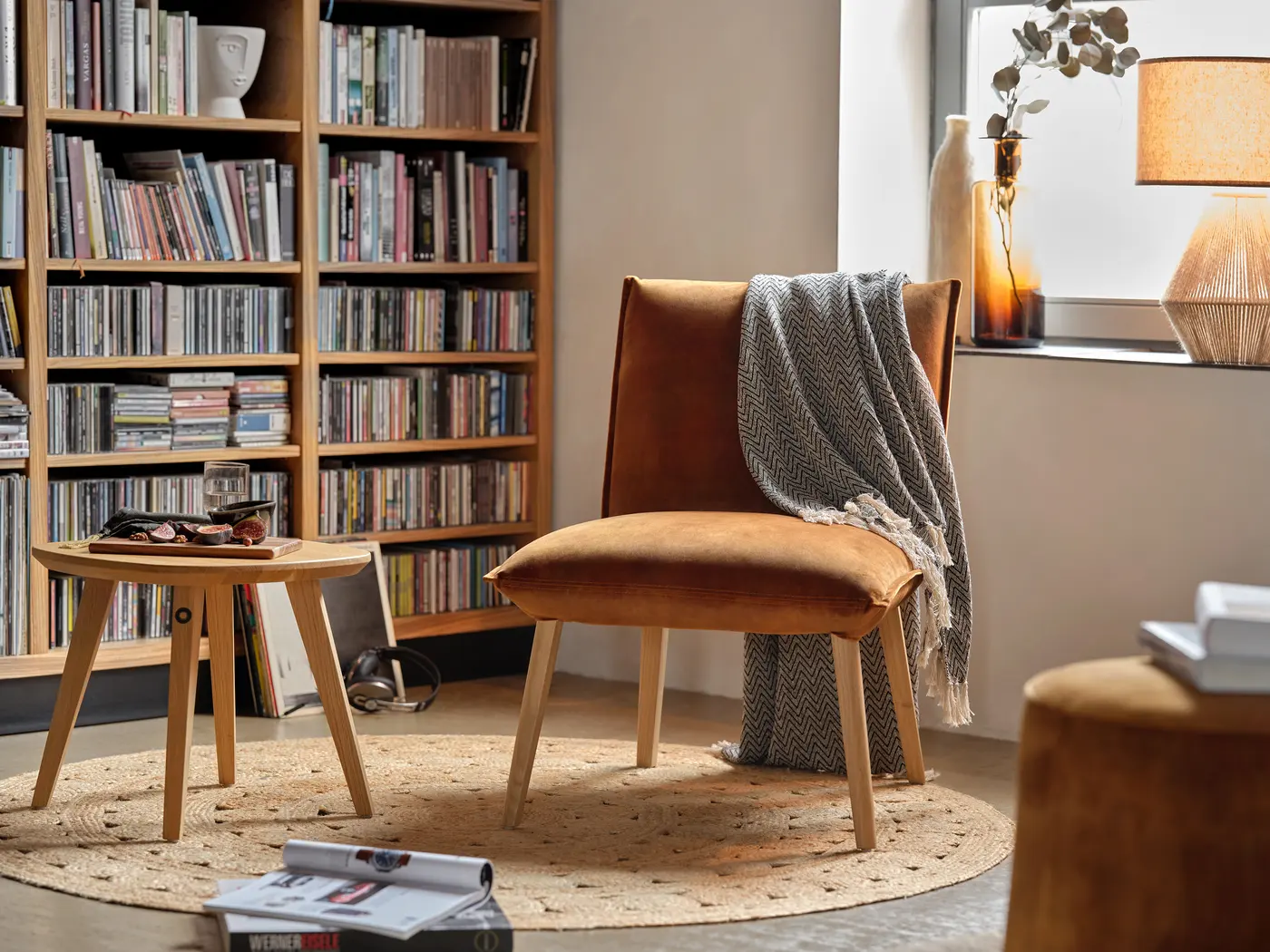 Fauteuil près d’une bibliothèque.