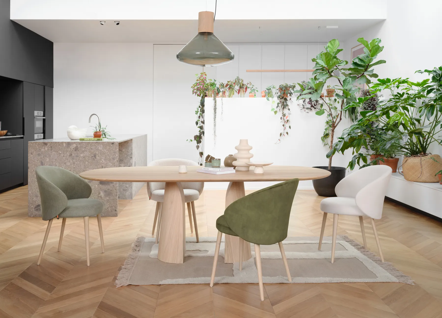 Salle à manger claire, table en bois et sièges textiles, esprit du magasin Égard.