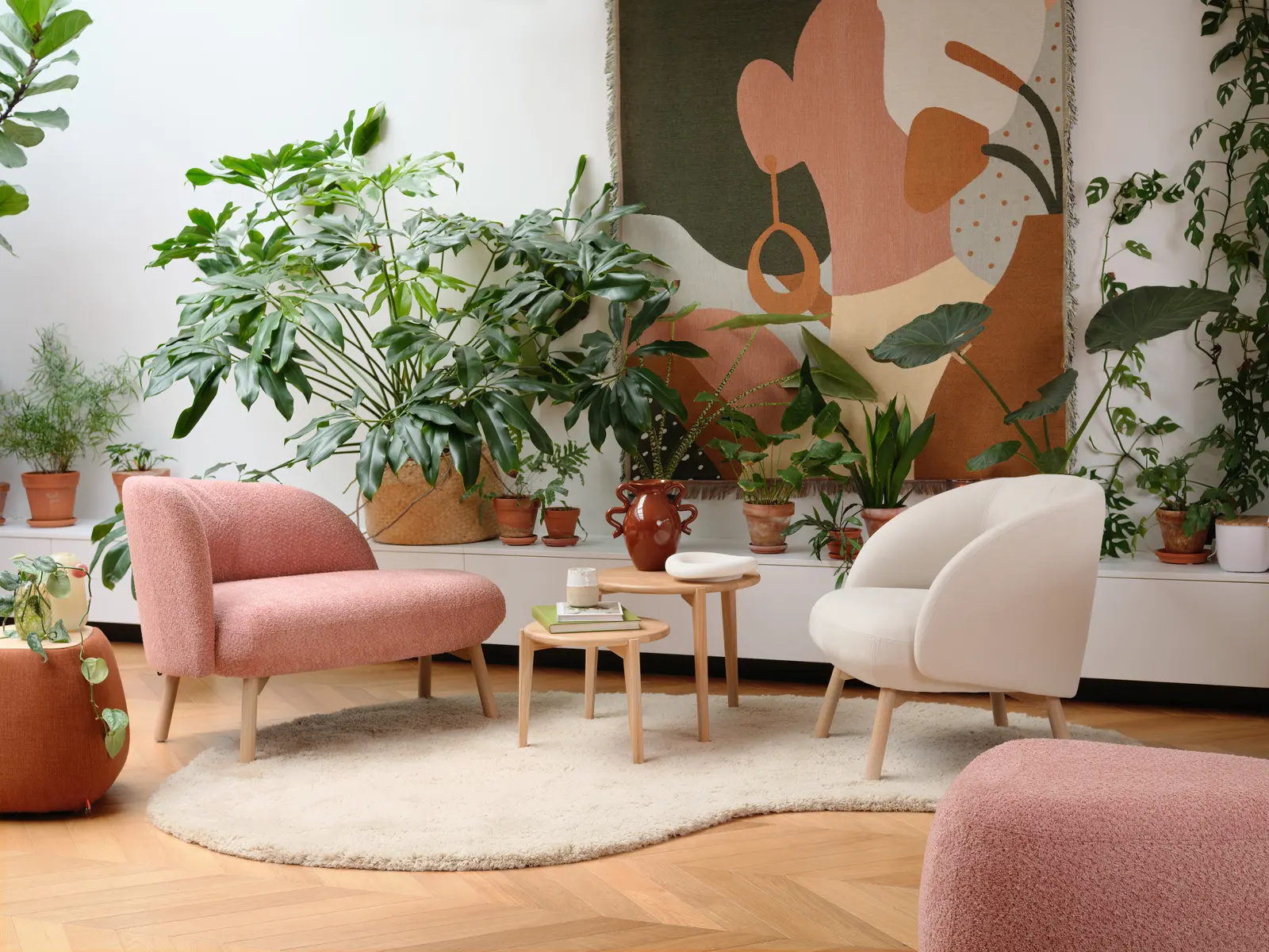 Fauteuils, table basse en bois et tapis dans un intérieur clair.