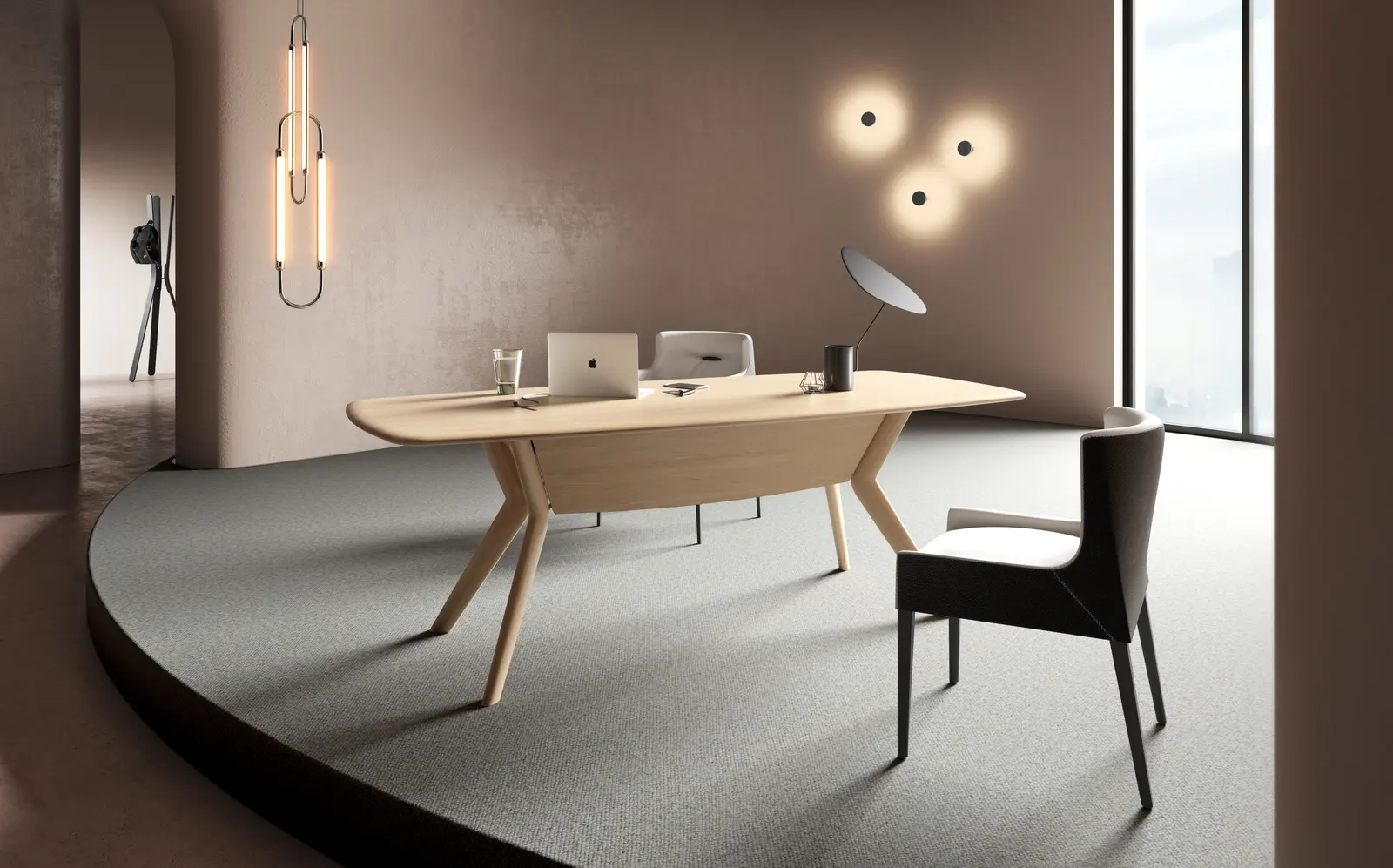 Salle de travail, table en bois et sièges textiles.