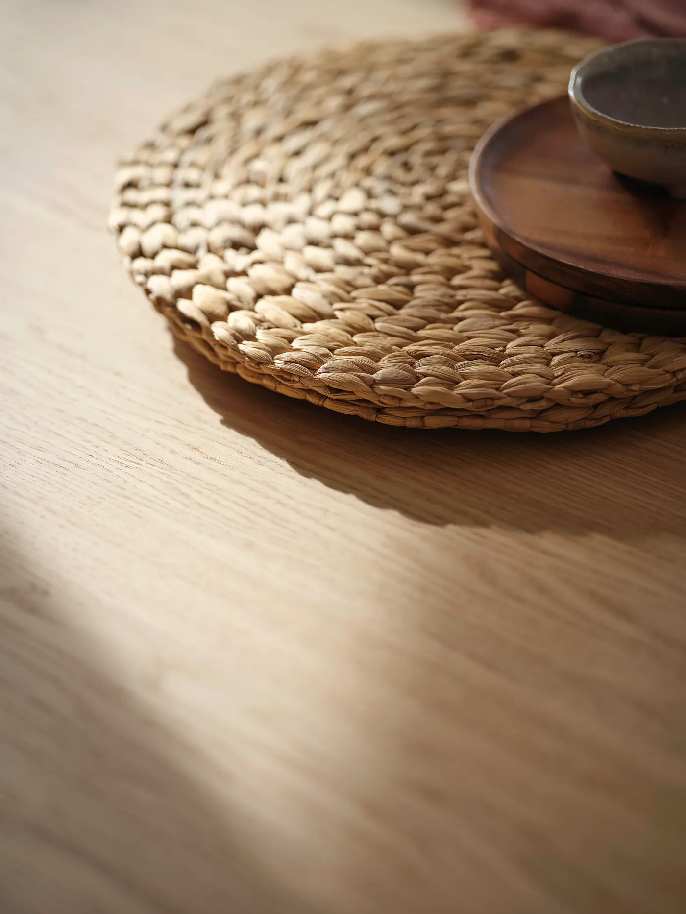 Fibre tressée et plateau en bois clair.