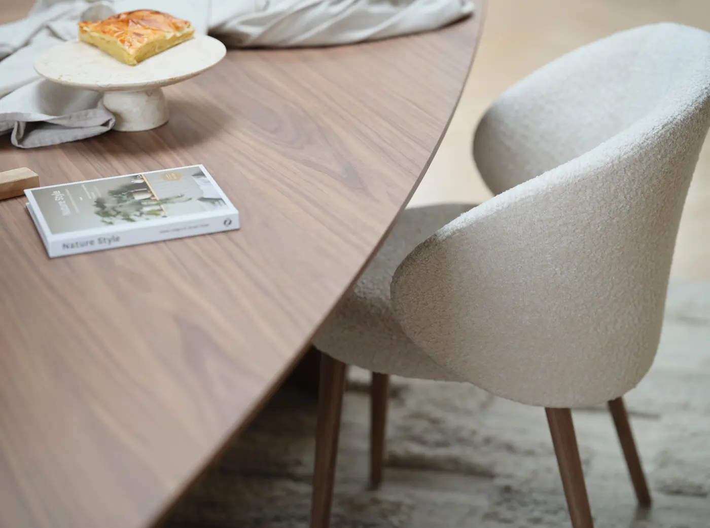 Plateau en bois clair, vue rapprochée, objets posés dessus.