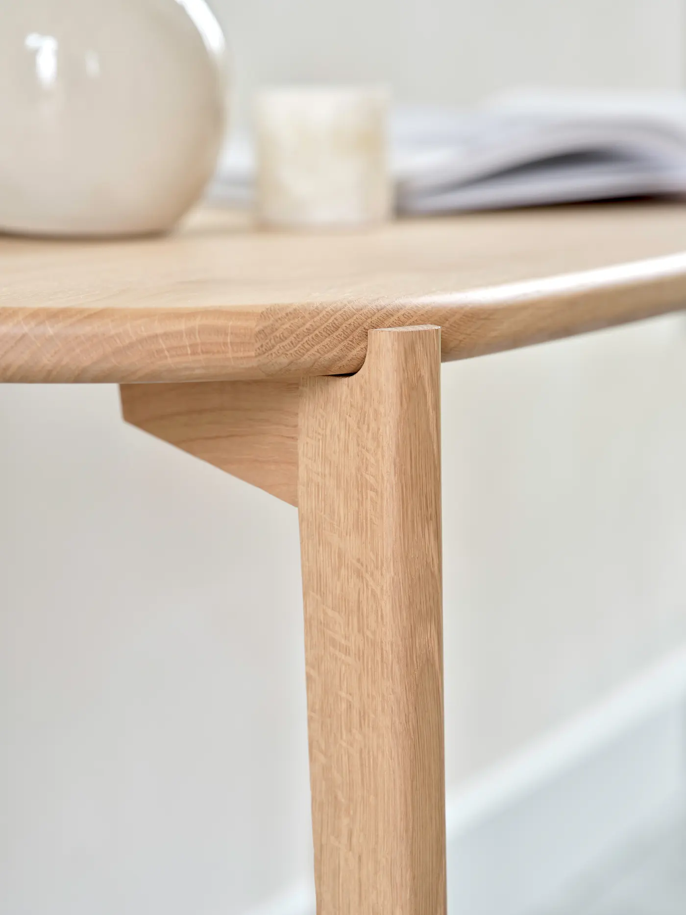 Angle d’un plateau en bois et assise en textile bouclé.