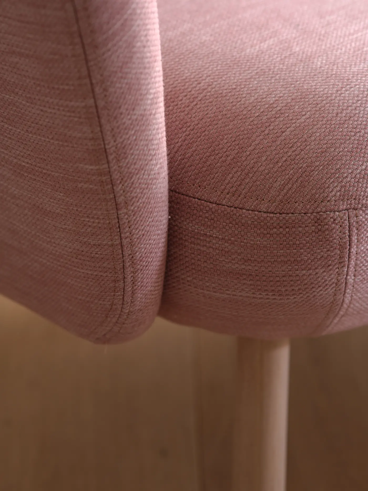 Textile rose, détail d’une assise.