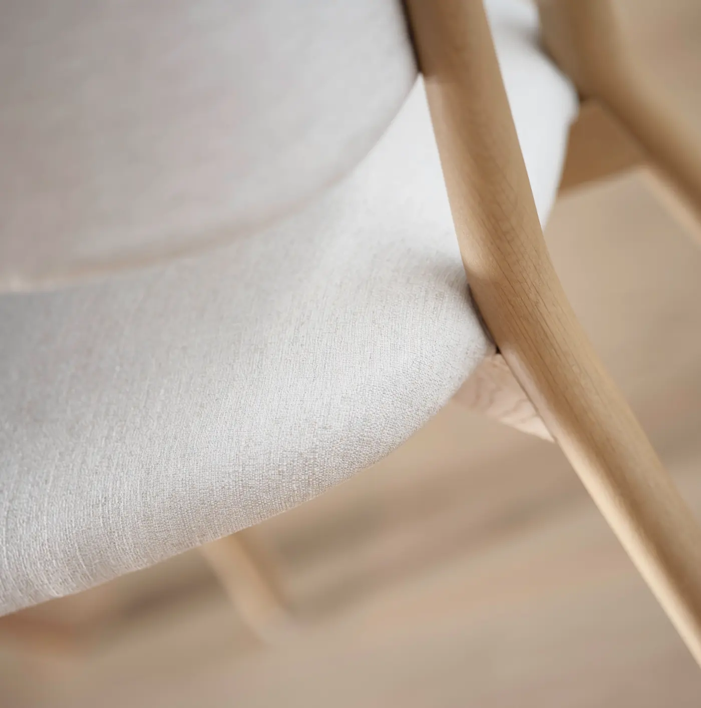 Textile clair et assemblage en bois, vue rapprochée.